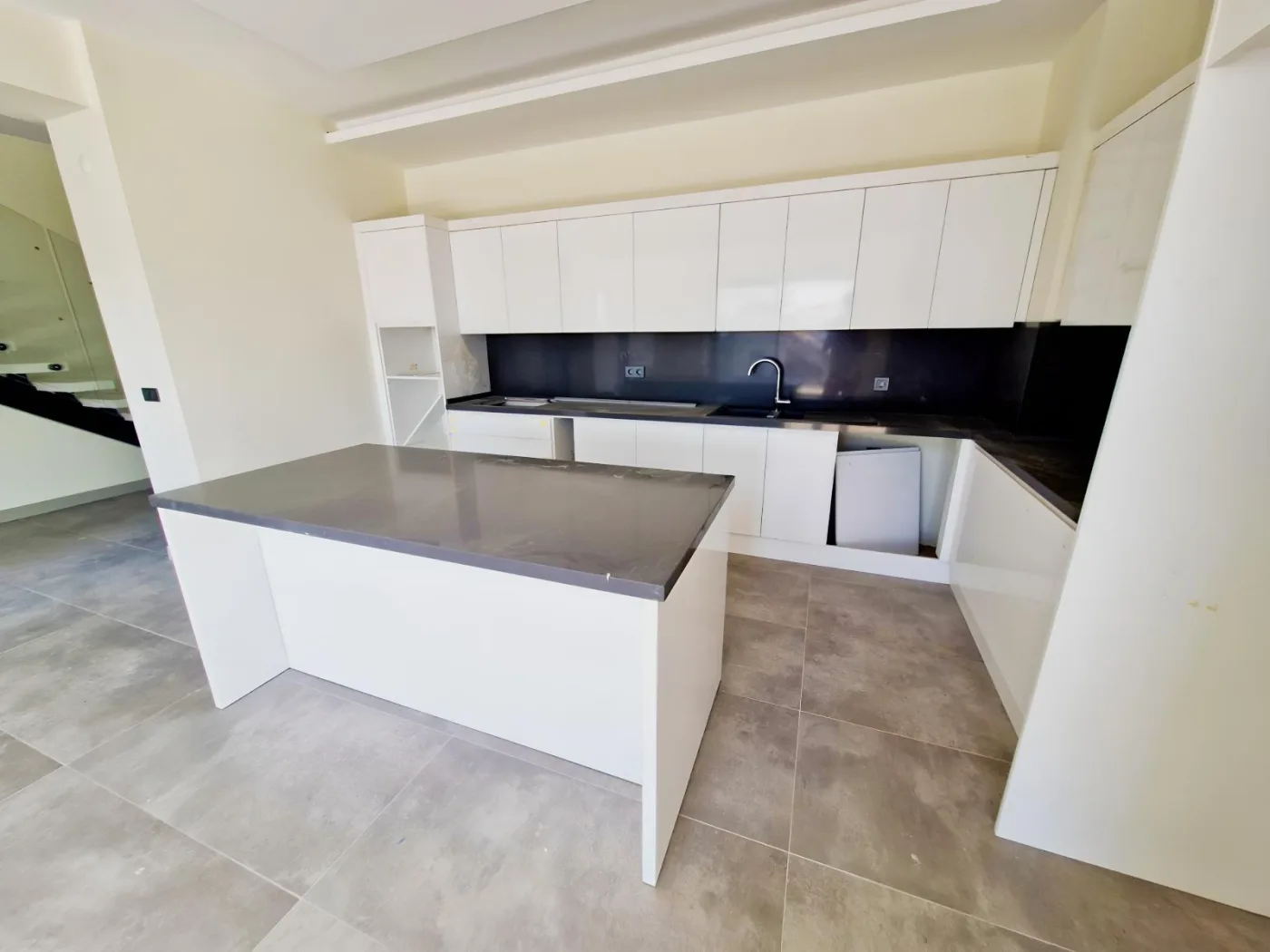 Kuşadası Merkeze Yakın Deniz Manzaralı Lüks 2+ 1 Loft Daire