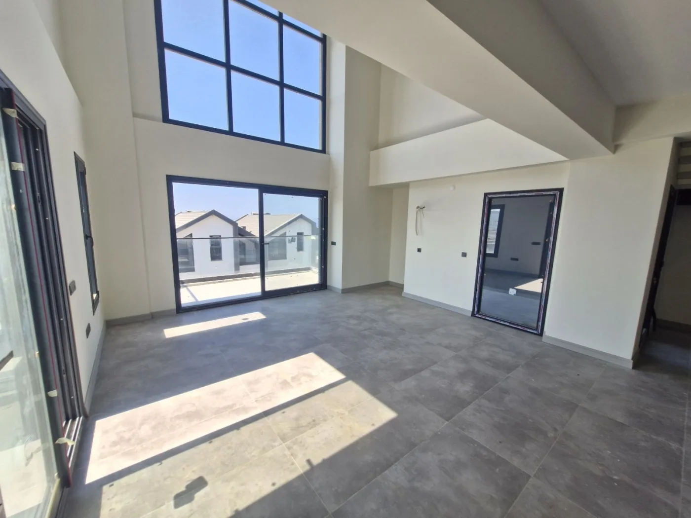 Kuşadası Merkeze Yakın Deniz Manzaralı Lüks 2+ 1 Loft Daire