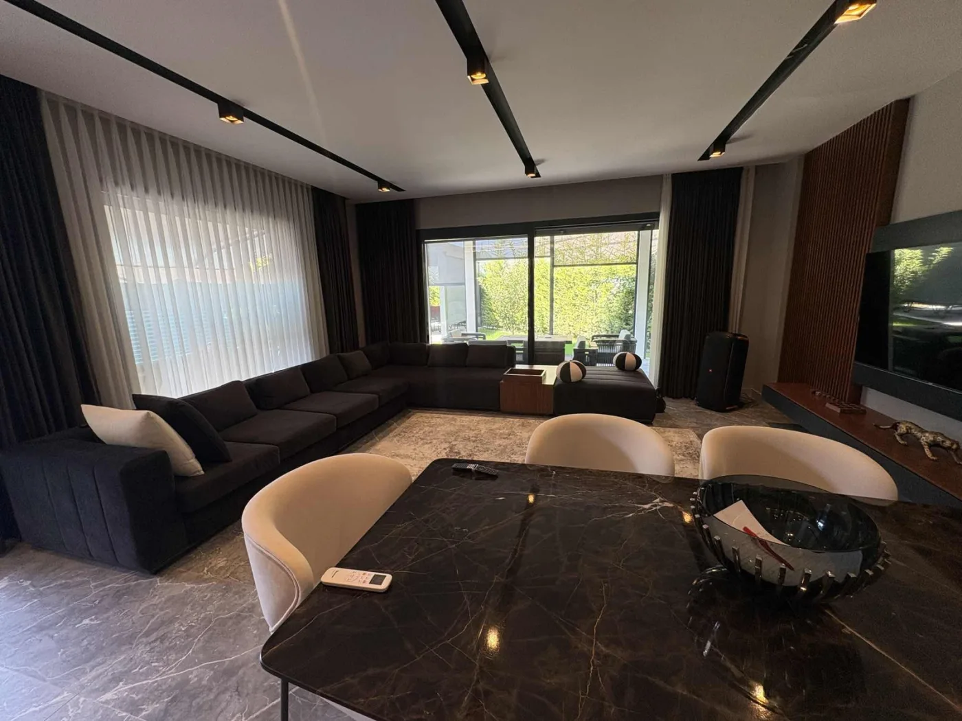 kuşadasında tek müstakil özel havuzlu lüks villa