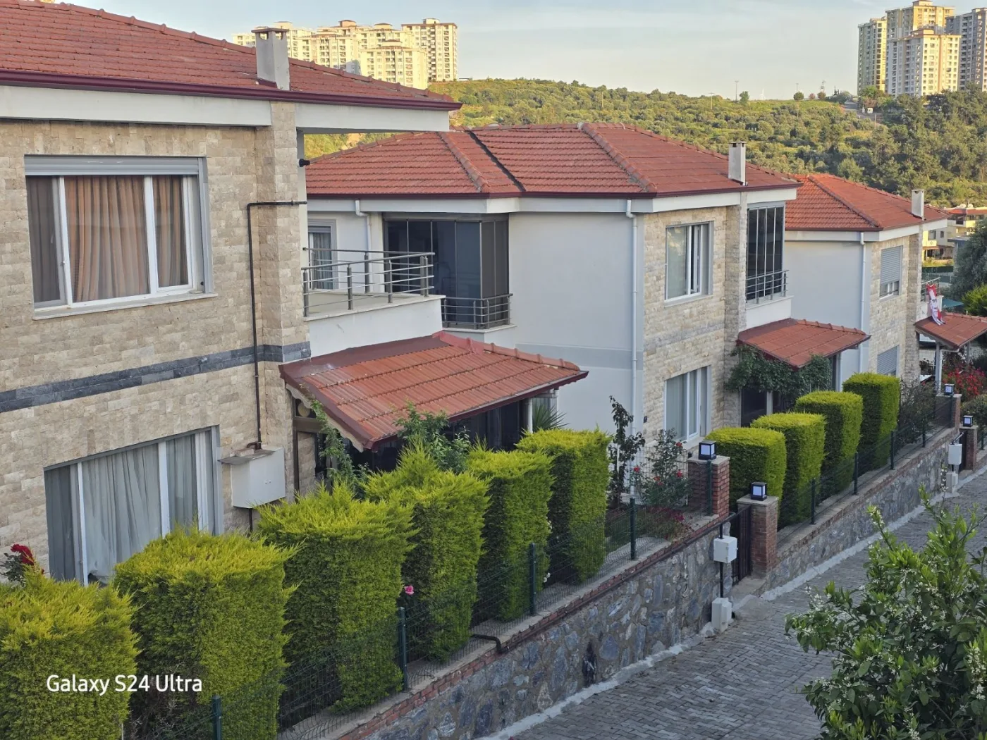 KUŞADASINDA SİTE İÇİNDE HAVUZLU DOGALĞAZLI MÜSTAKİL 4+1 SATILIK