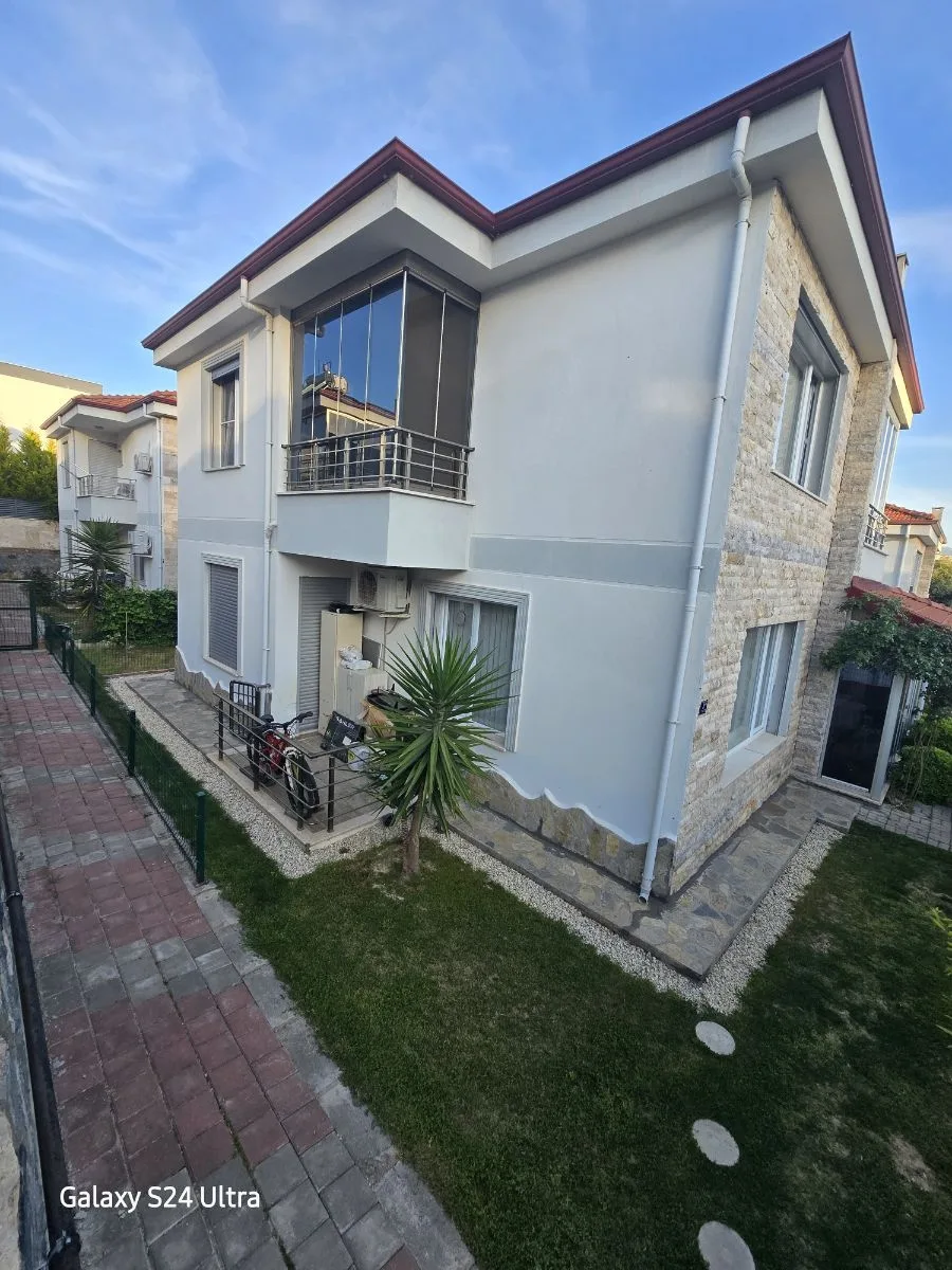KUŞADASINDA SİTE İÇİNDE HAVUZLU DOGALĞAZLI MÜSTAKİL 4+1 SATILIK