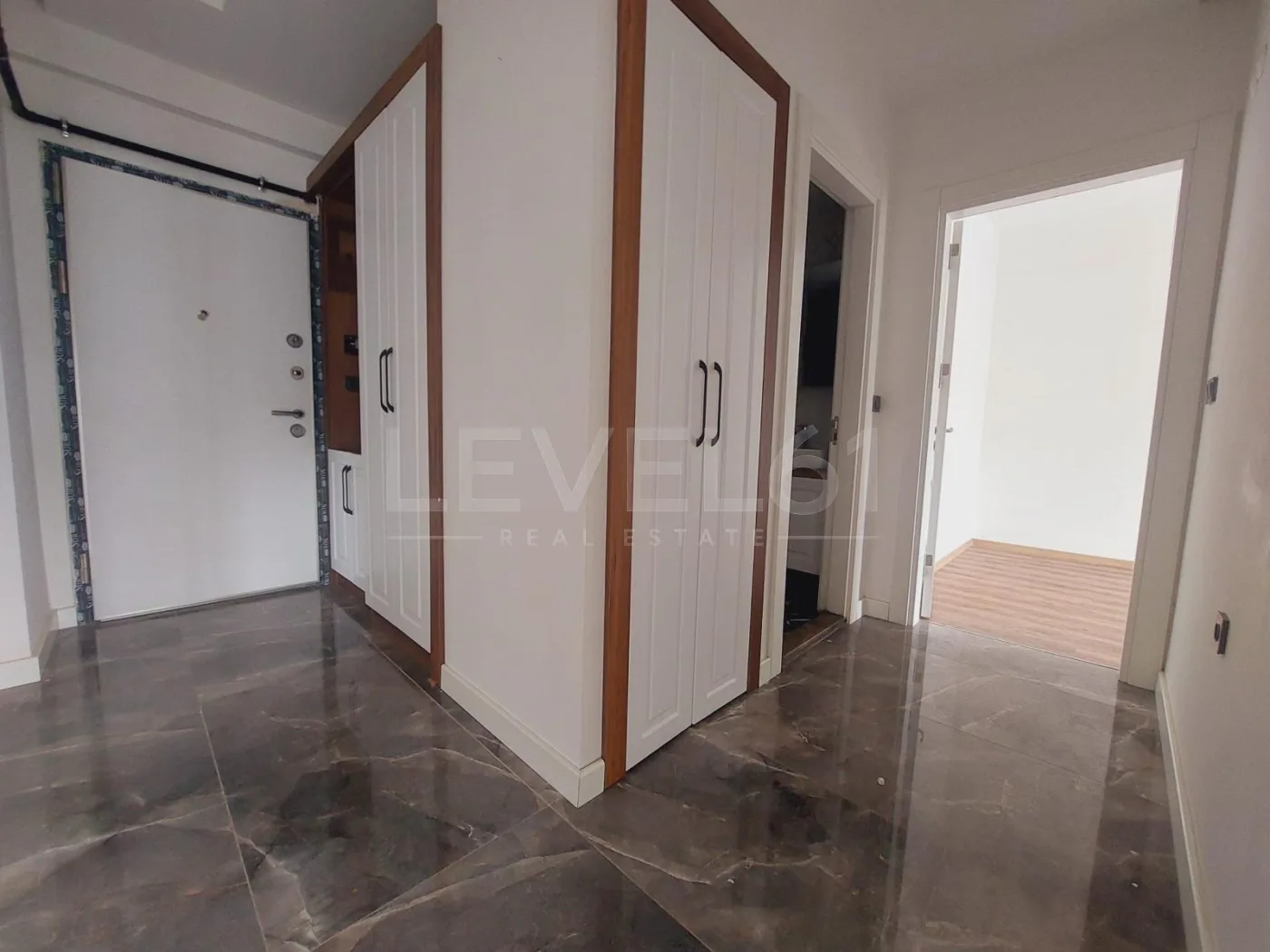 2+1 boş yeni bina asansörlü daire site içerisinde