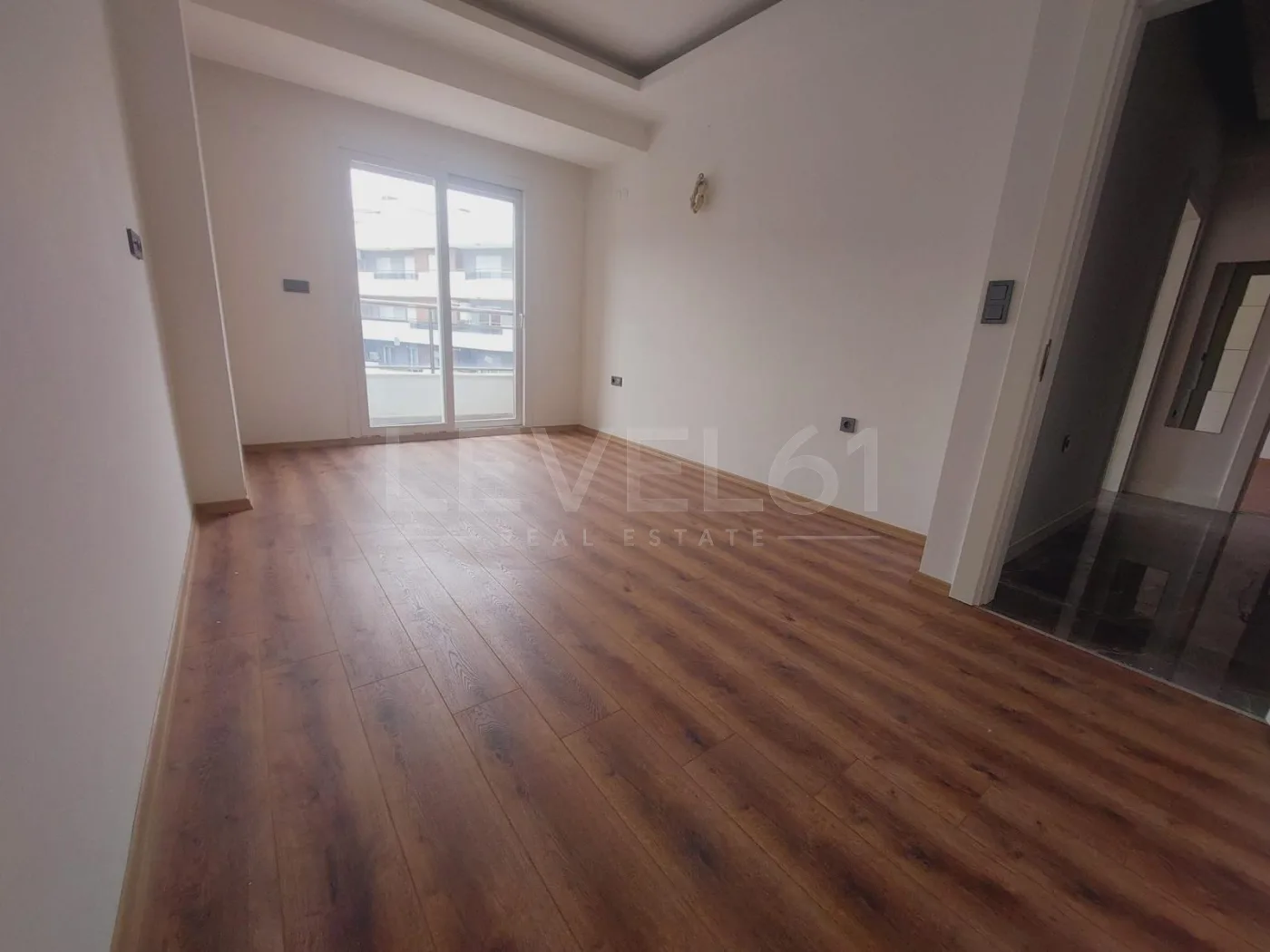 2+1 boş yeni bina asansörlü daire site içerisinde