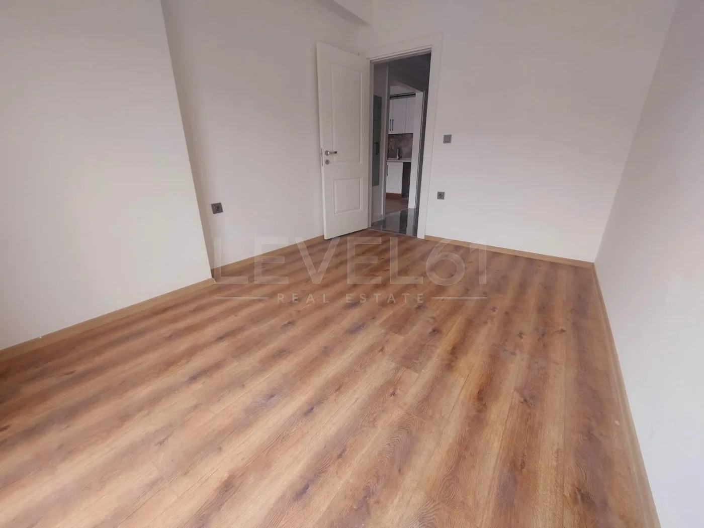 2+1 boş yeni bina asansörlü daire site içerisinde