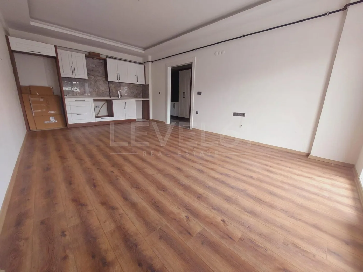 2+1 boş yeni bina asansörlü daire site içerisinde