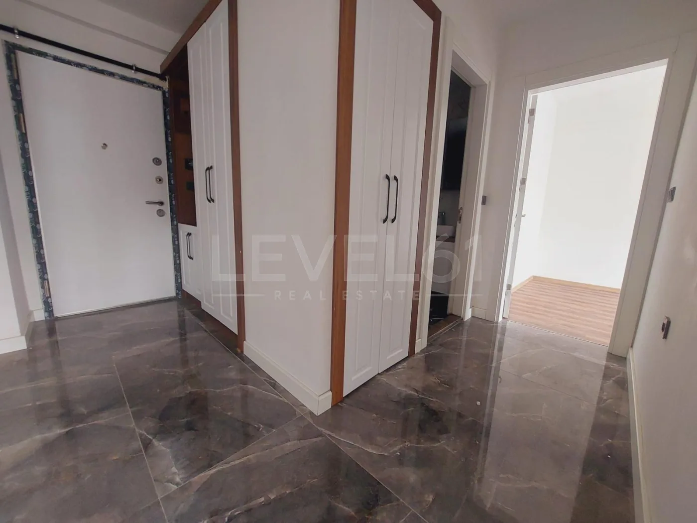 2+1 boş yeni bina asansörlü daire site içerisinde