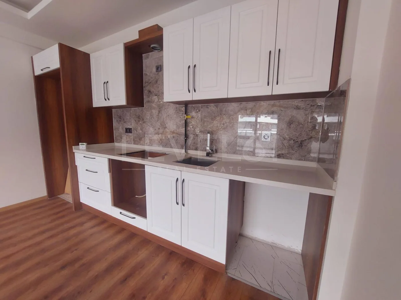 2+1 boş yeni bina asansörlü daire site içerisinde