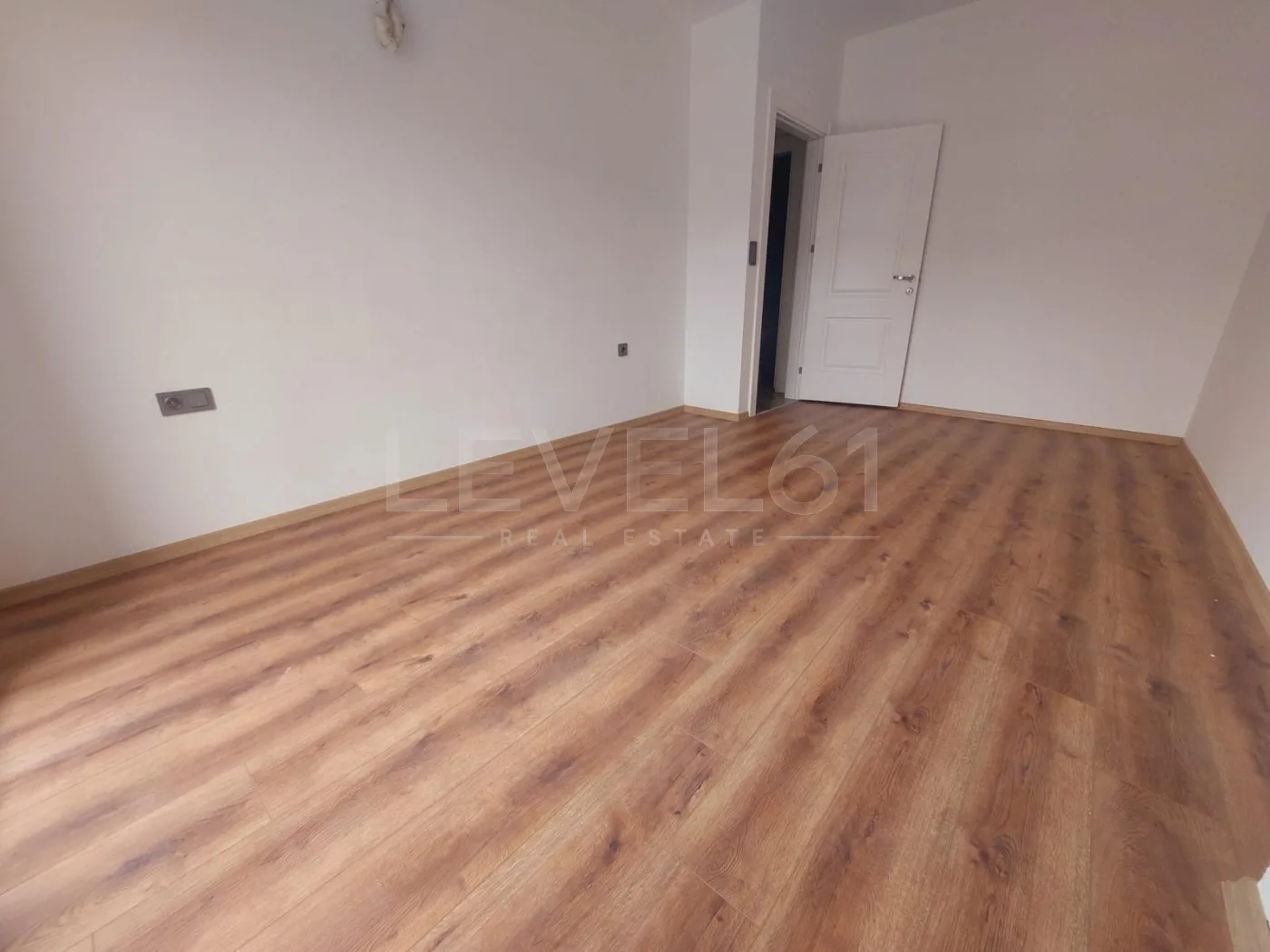 2+1 boş yeni bina asansörlü daire site içerisinde