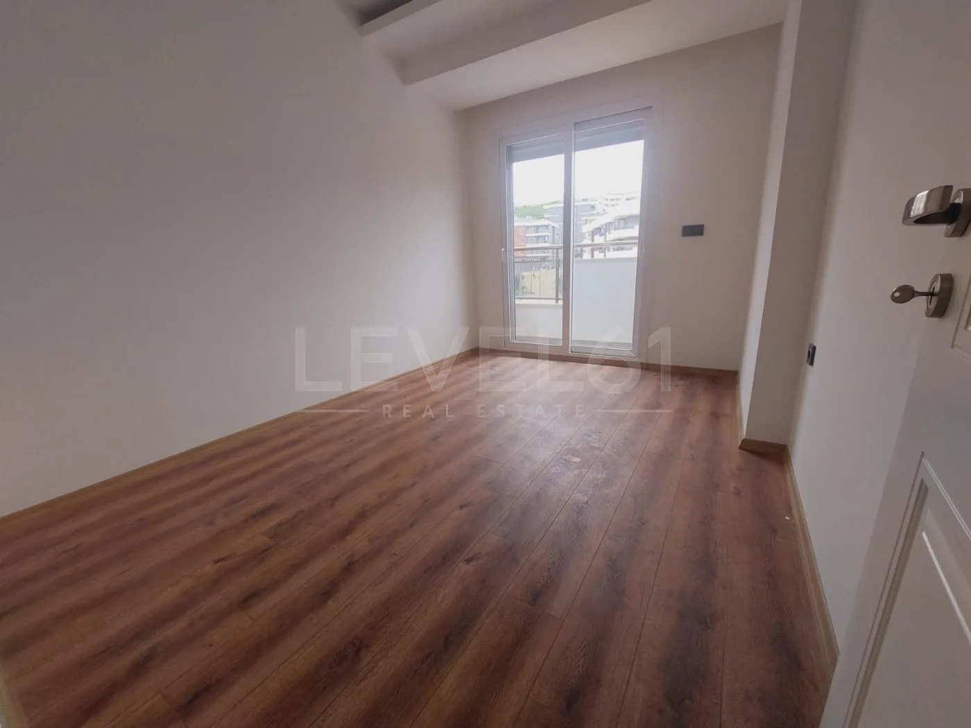 2+1 boş yeni bina asansörlü daire site içerisinde