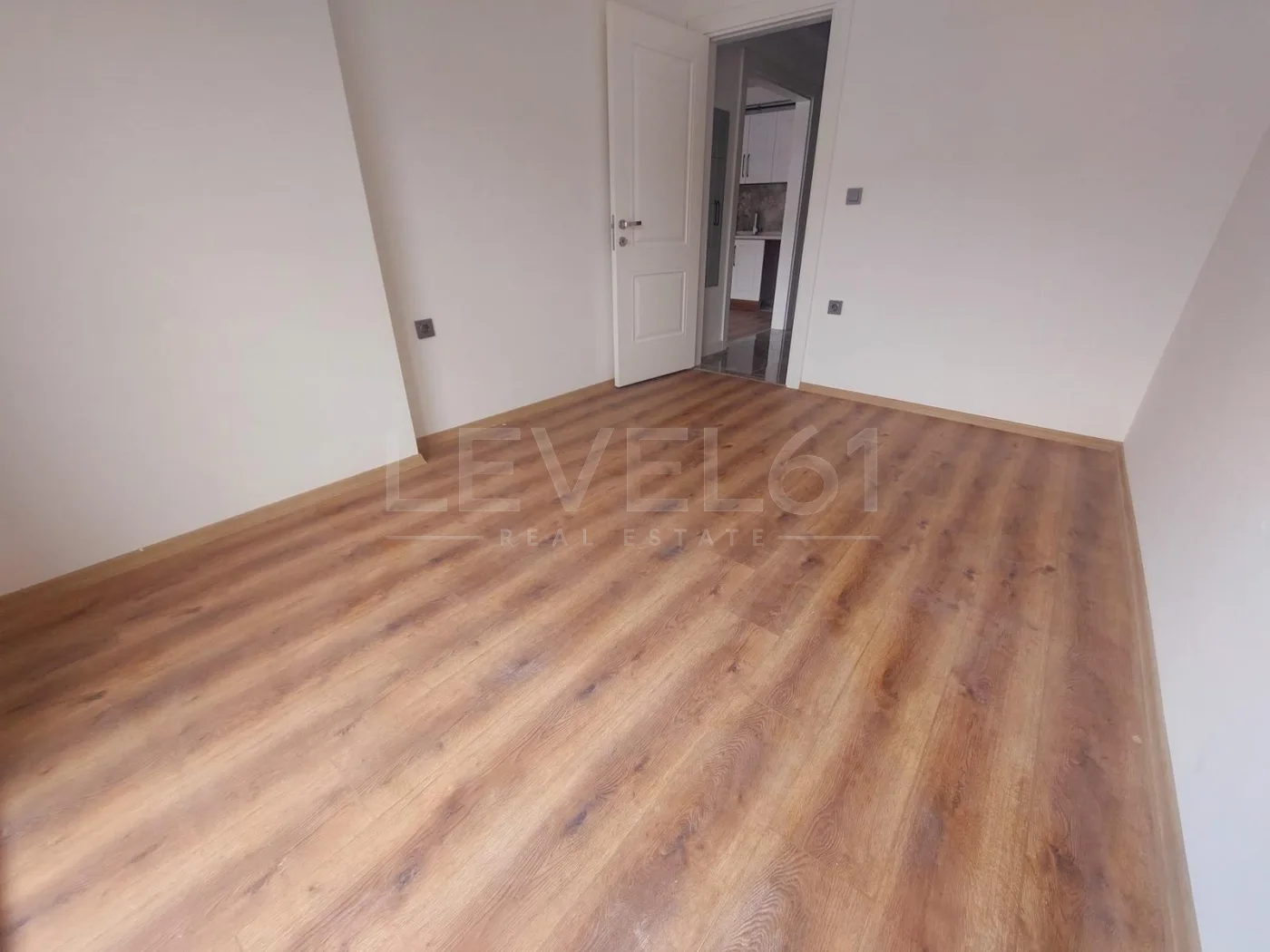 2+1 boş yeni bina asansörlü daire site içerisinde