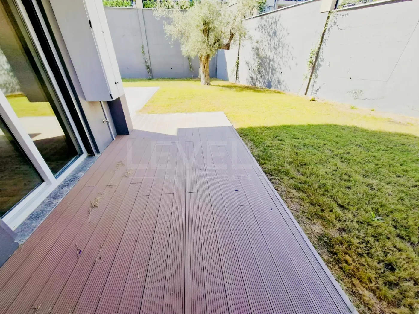 Kuşadası okullar bölgesinde geniş bahçe paylı 2+1