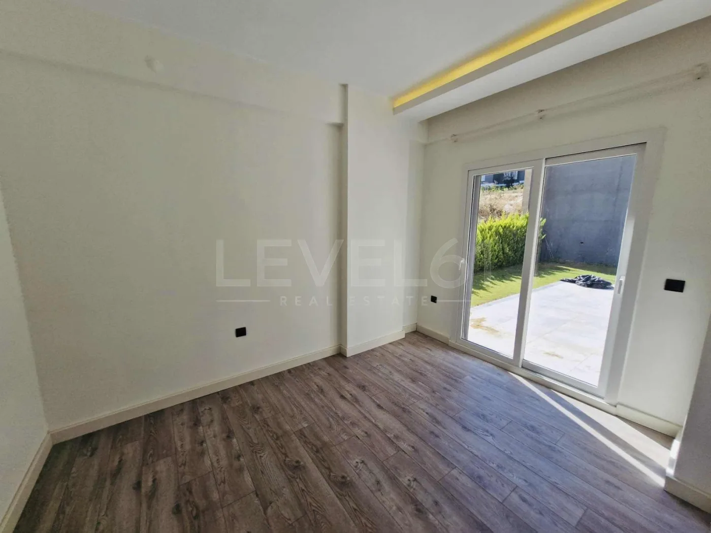 Kuşadası okullar bölgesinde geniş bahçe paylı 2+1