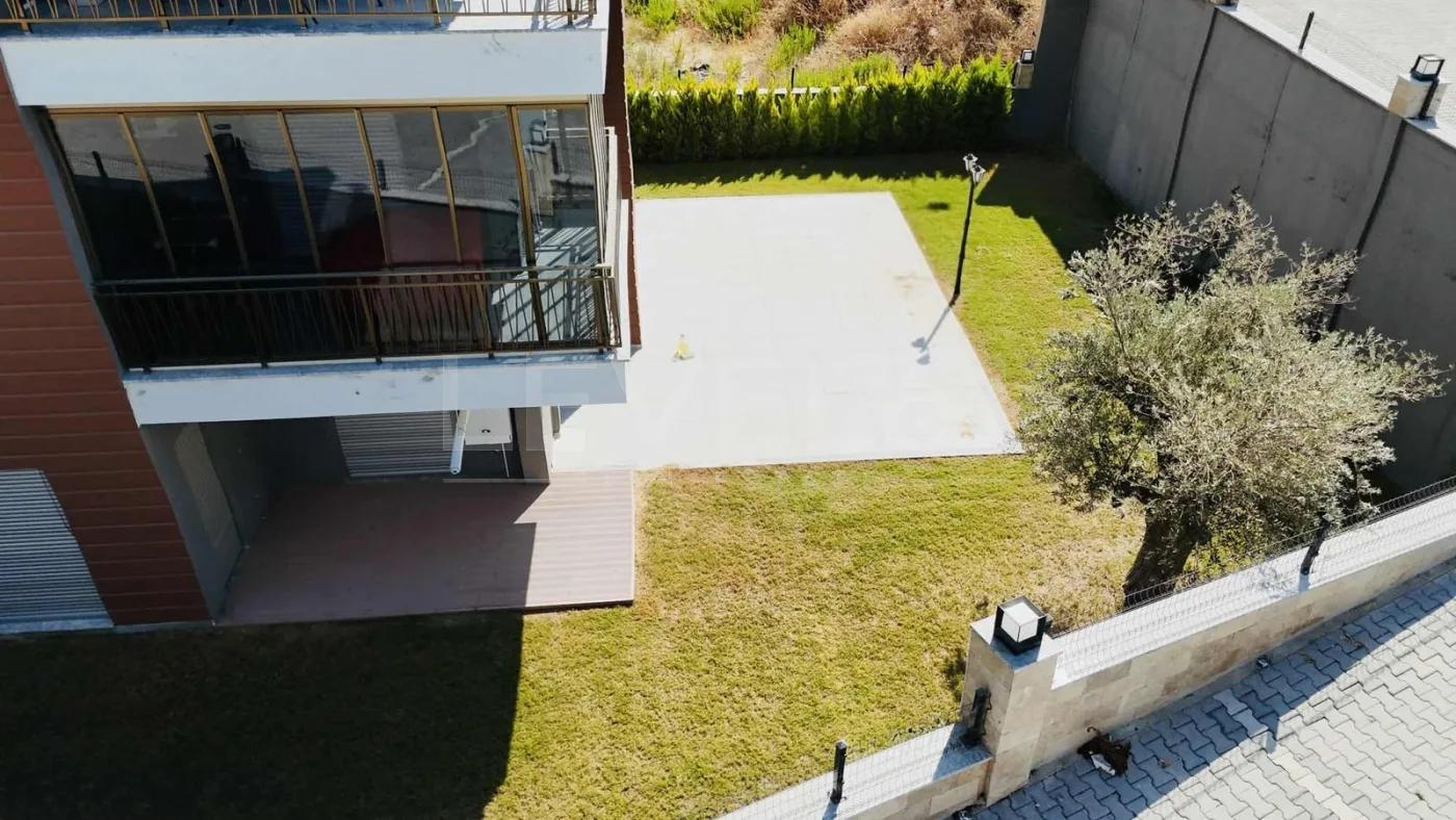 Kuşadası okullar bölgesinde geniş bahçe paylı 2+1