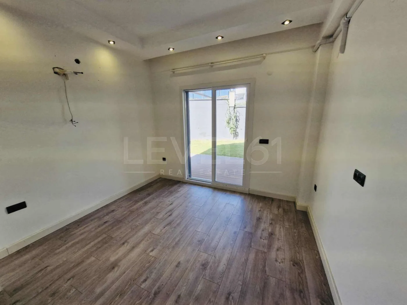 Kuşadası okullar bölgesinde geniş bahçe paylı 2+1