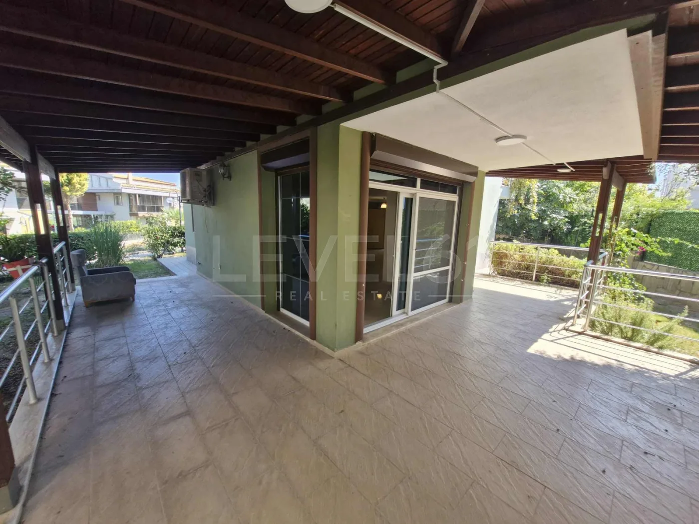 KUŞADASI nda Site İçinde Müstakil Kiralık Villa