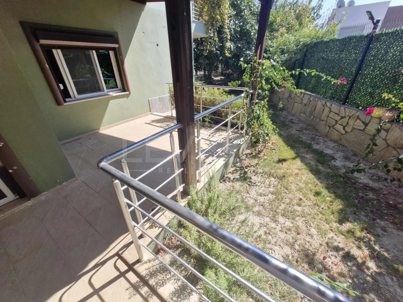 KUŞADASI nda Site İçinde Müstakil Kiralık Villa