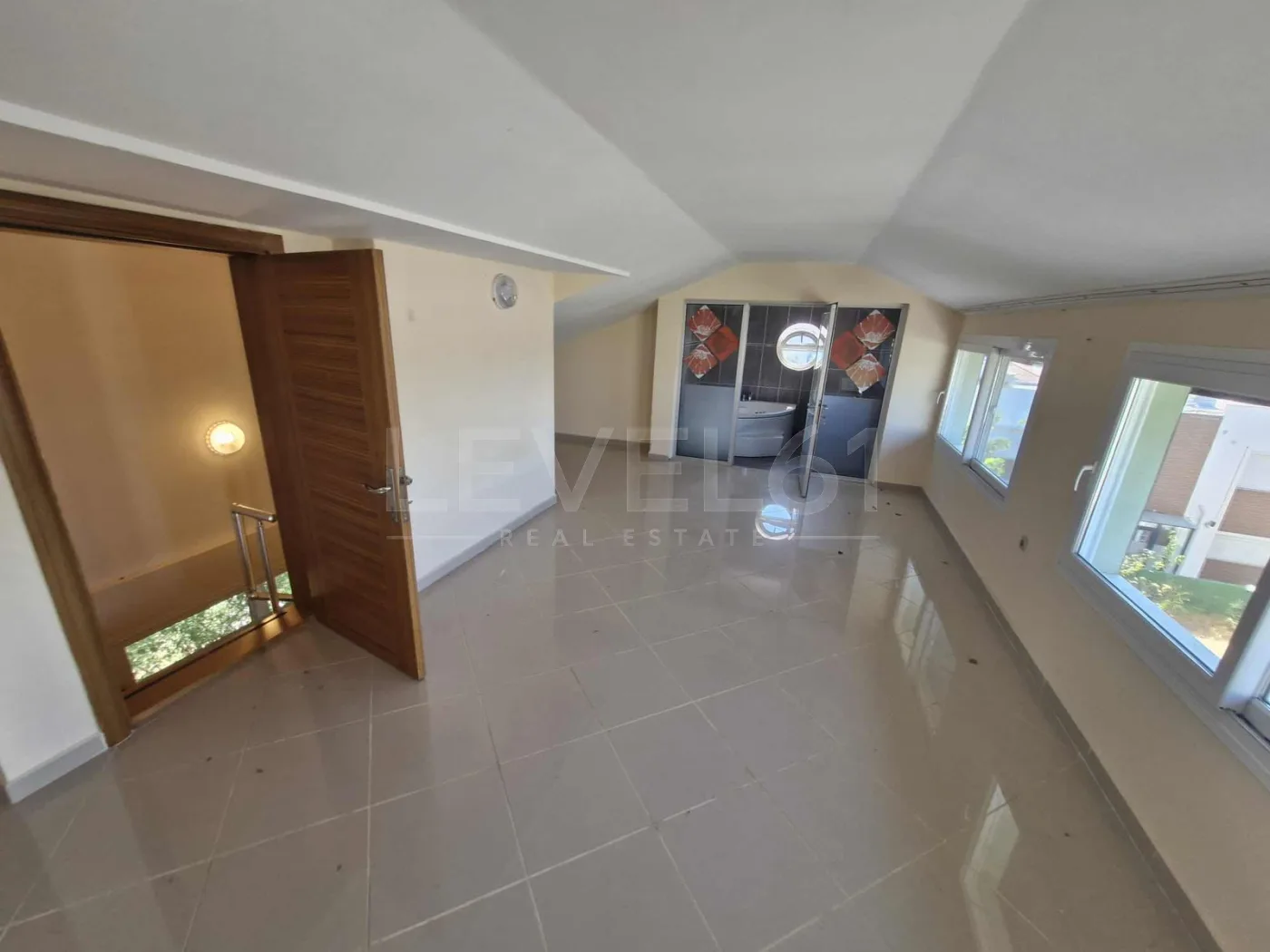 KUŞADASI nda Site İçinde Müstakil Kiralık Villa