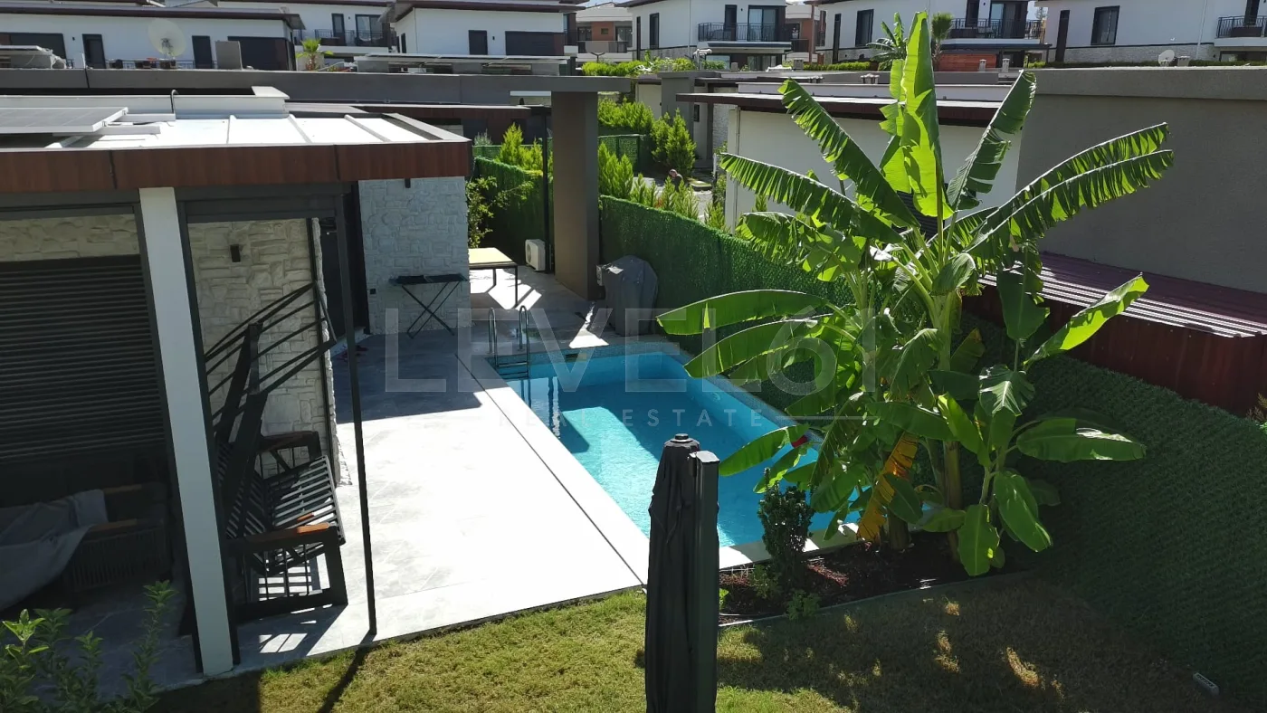 KUŞADASINDA TEK KATLI ÖZEL HAVUZLUELEKTİRİGİNİ ÜRETEN SATILIK 4+1 VİLLA