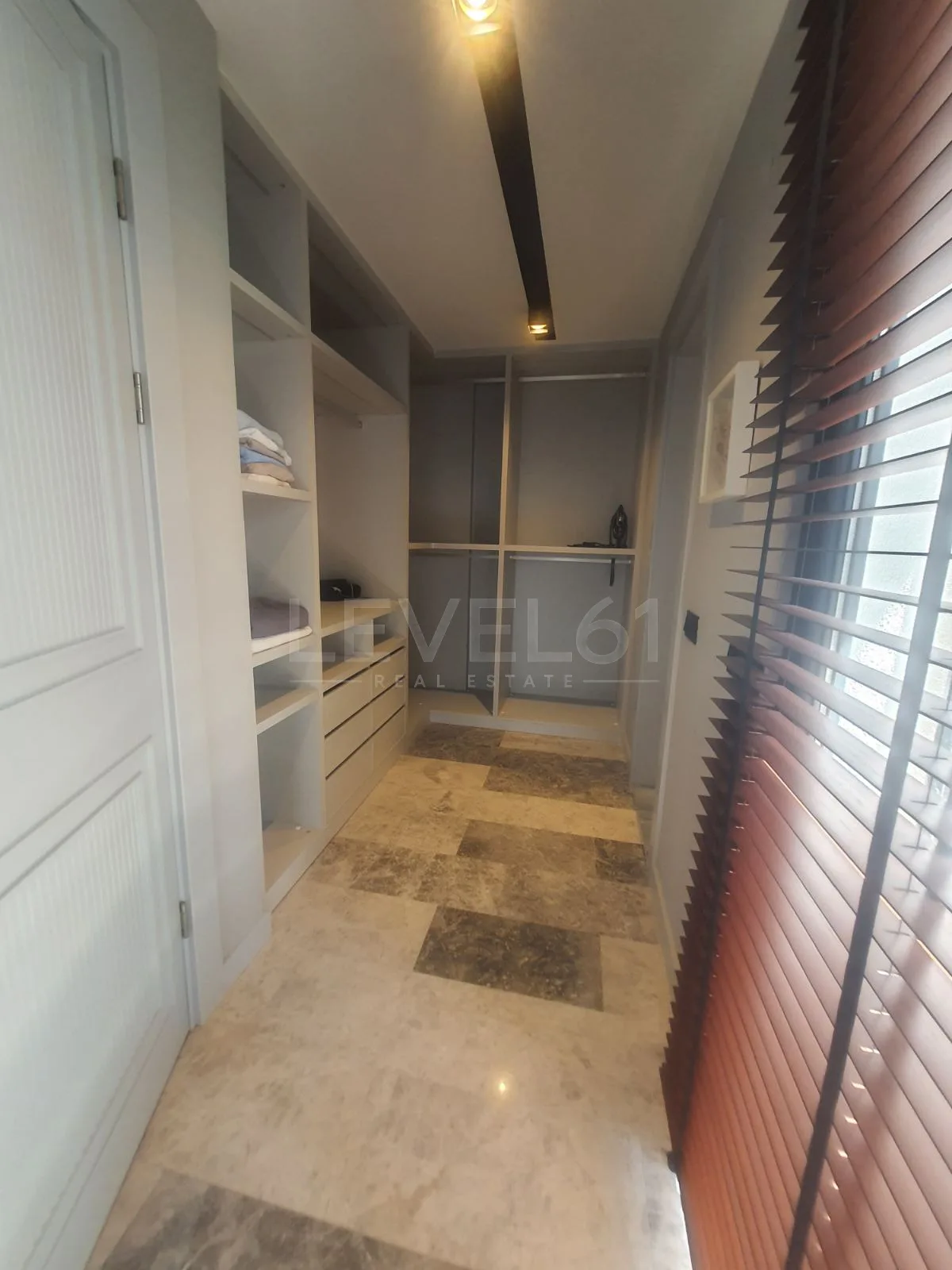 KUŞADASINDA TEK KATLI ÖZEL HAVUZLUELEKTİRİGİNİ ÜRETEN SATILIK 4+1 VİLLA