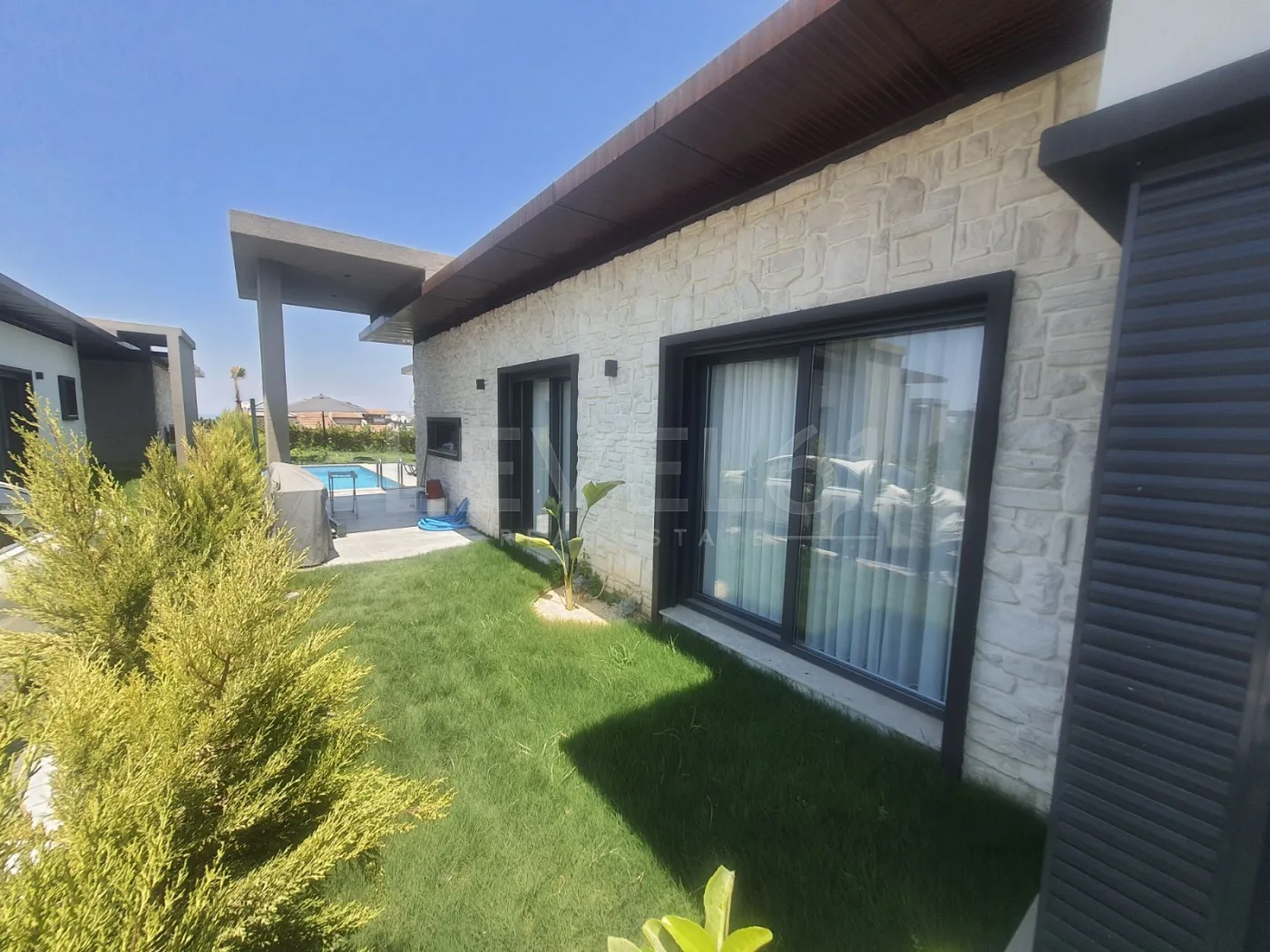 KUŞADASINDA TEK KATLI ÖZEL HAVUZLUELEKTİRİGİNİ ÜRETEN SATILIK 4+1 VİLLA