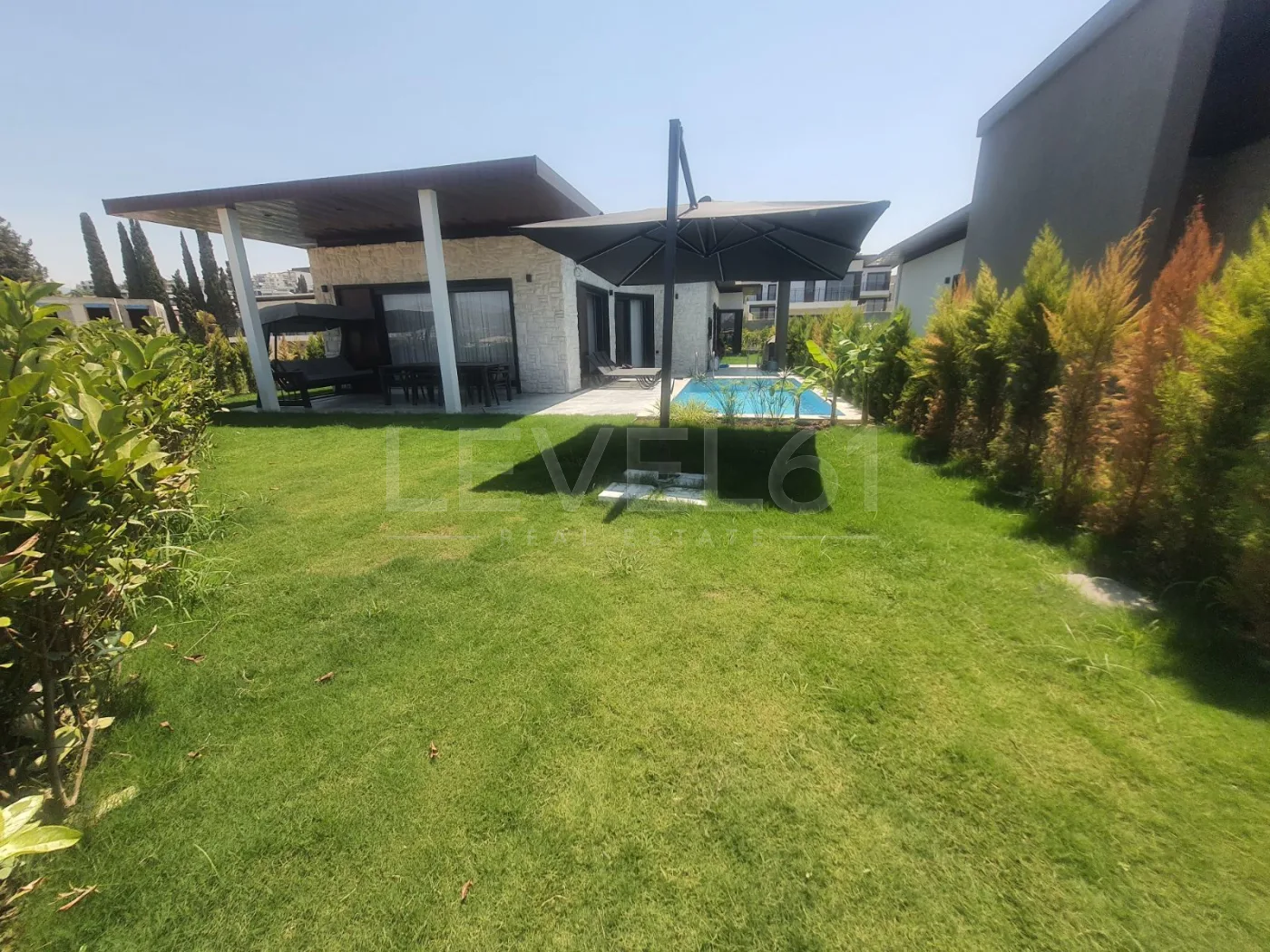 KUŞADASINDA TEK KATLI ÖZEL HAVUZLUELEKTİRİGİNİ ÜRETEN SATILIK 4+1 VİLLA