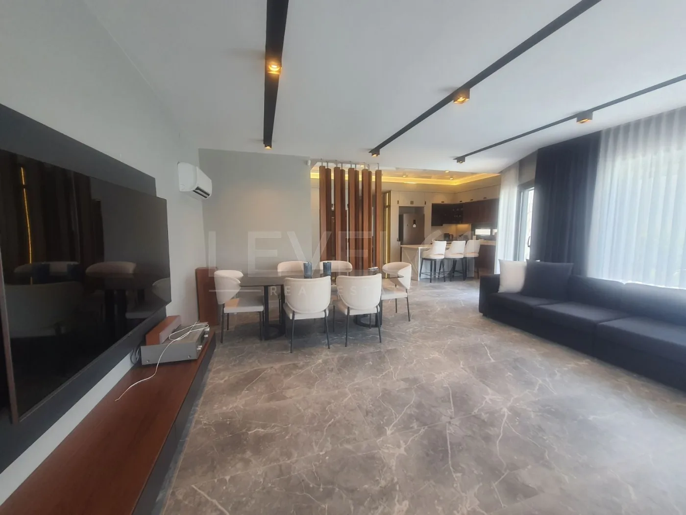 KUŞADASINDA TEK KATLI ÖZEL HAVUZLUELEKTİRİGİNİ ÜRETEN SATILIK 4+1 VİLLA