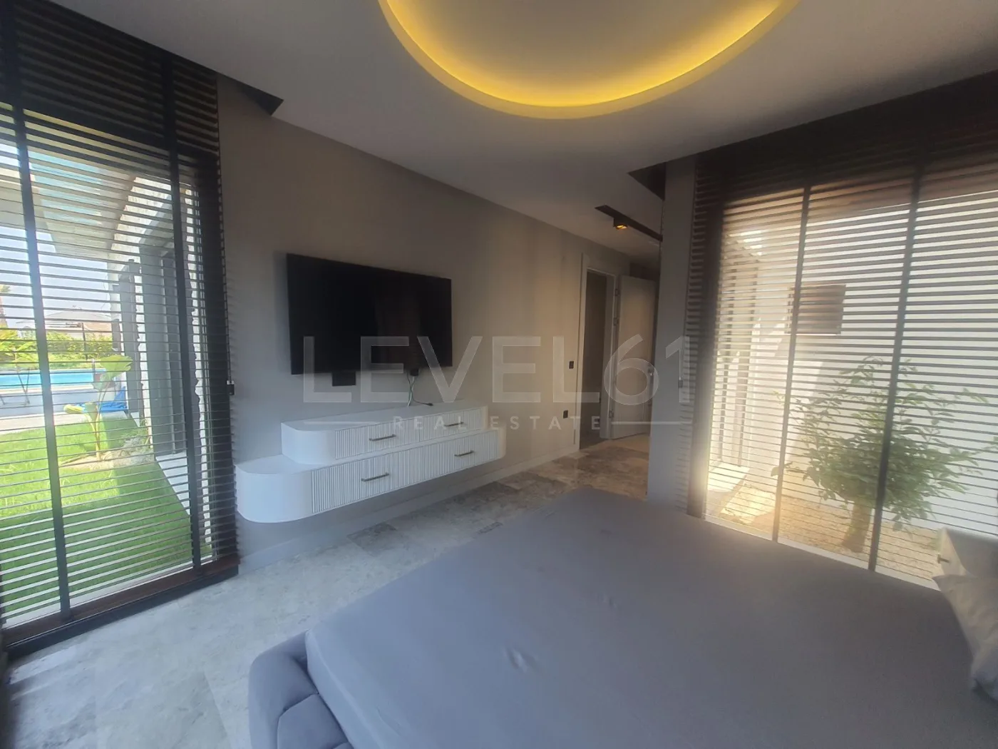 KUŞADASINDA TEK KATLI ÖZEL HAVUZLUELEKTİRİGİNİ ÜRETEN SATILIK 4+1 VİLLA