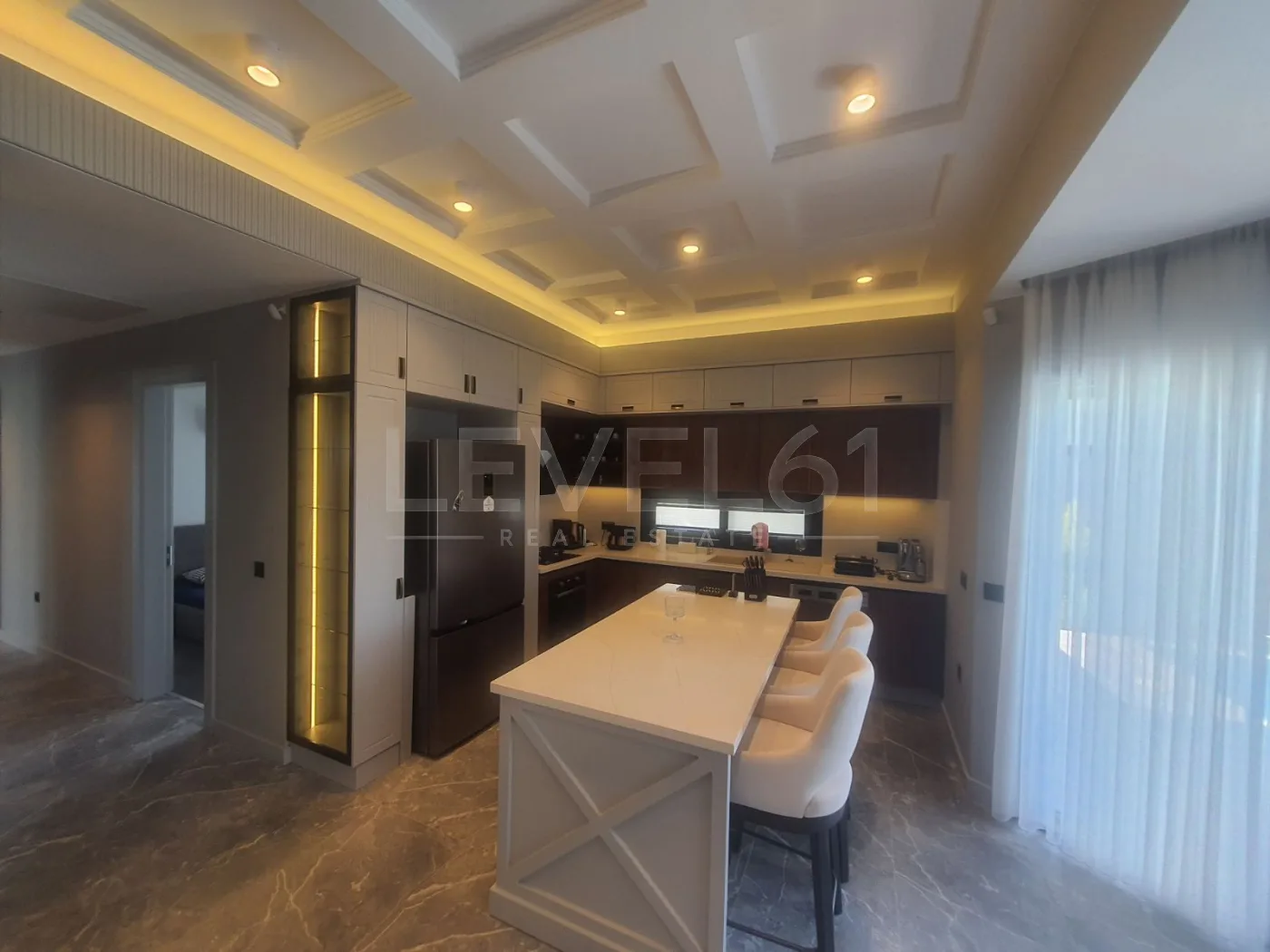 KUŞADASINDA TEK KATLI ÖZEL HAVUZLUELEKTİRİGİNİ ÜRETEN SATILIK 4+1 VİLLA