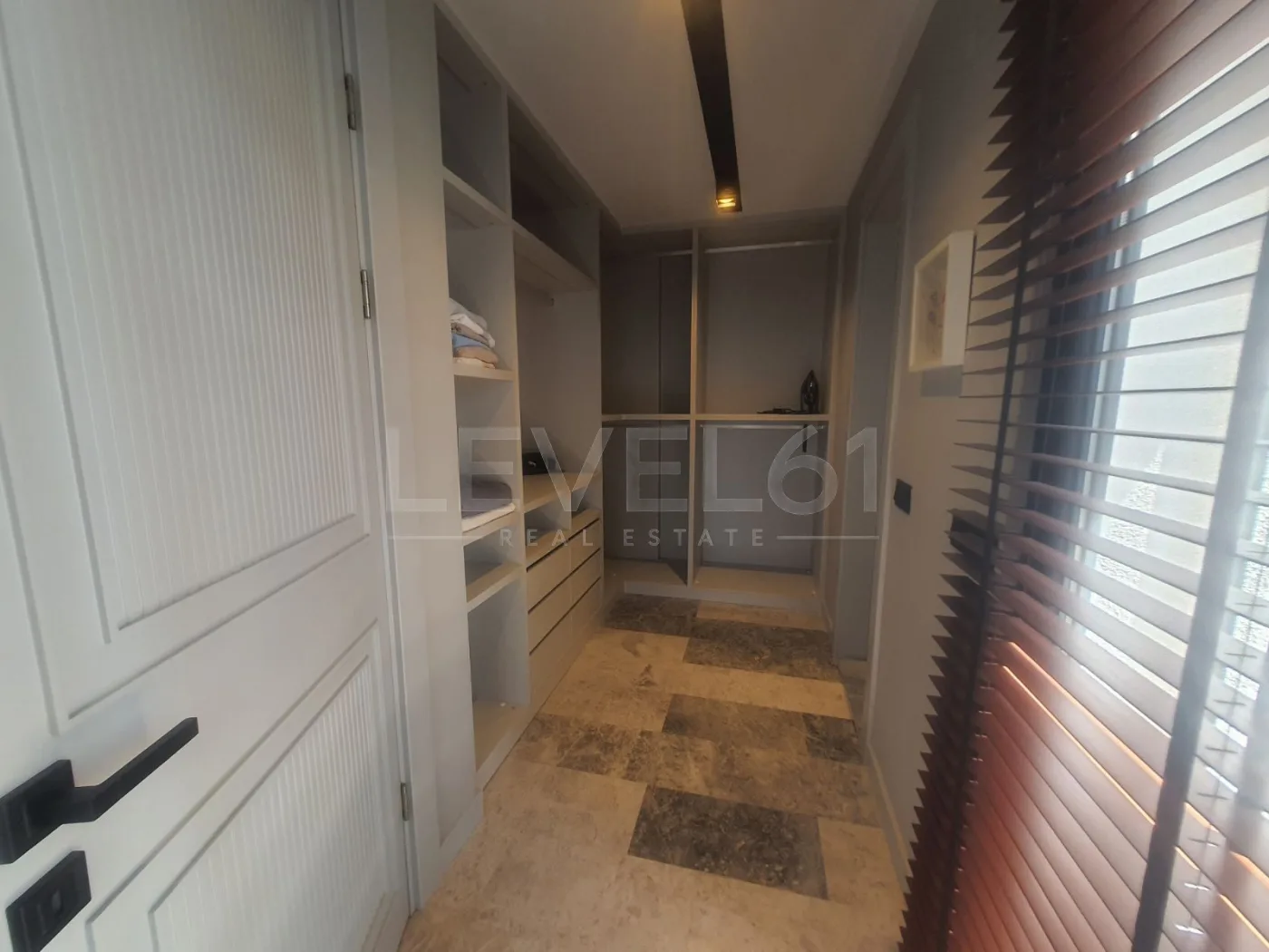 KUŞADASINDA TEK KATLI ÖZEL HAVUZLUELEKTİRİGİNİ ÜRETEN SATILIK 4+1 VİLLA