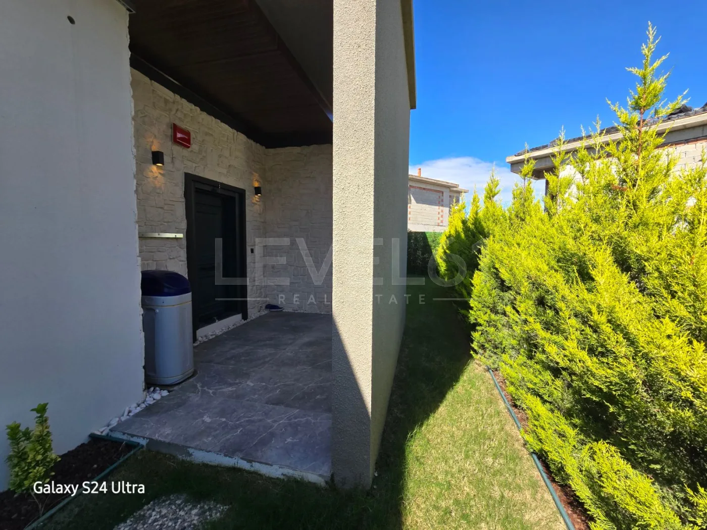 KUŞADASINDA TEK KATLI ÖZEL HAVUZLUELEKTİRİGİNİ ÜRETEN SATILIK 4+1 VİLLA