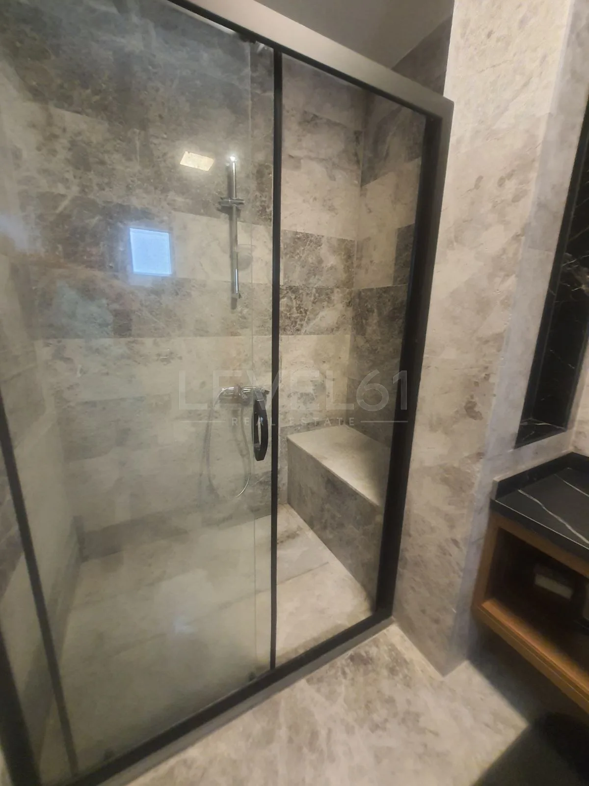 KUŞADASINDA TEK KATLI ÖZEL HAVUZLUELEKTİRİGİNİ ÜRETEN SATILIK 4+1 VİLLA