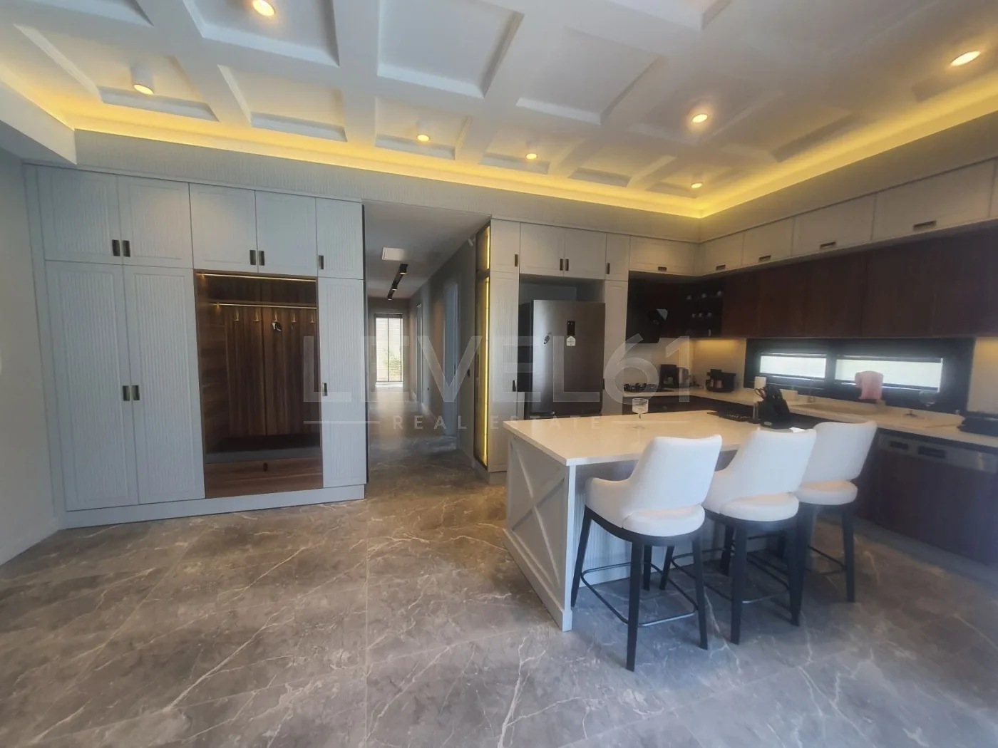 KUŞADASINDA TEK KATLI ÖZEL HAVUZLUELEKTİRİGİNİ ÜRETEN SATILIK 4+1 VİLLA