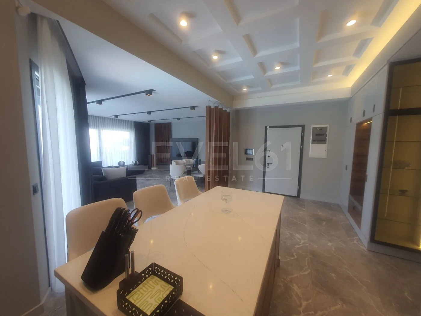 KUŞADASINDA TEK KATLI ÖZEL HAVUZLUELEKTİRİGİNİ ÜRETEN SATILIK 4+1 VİLLA