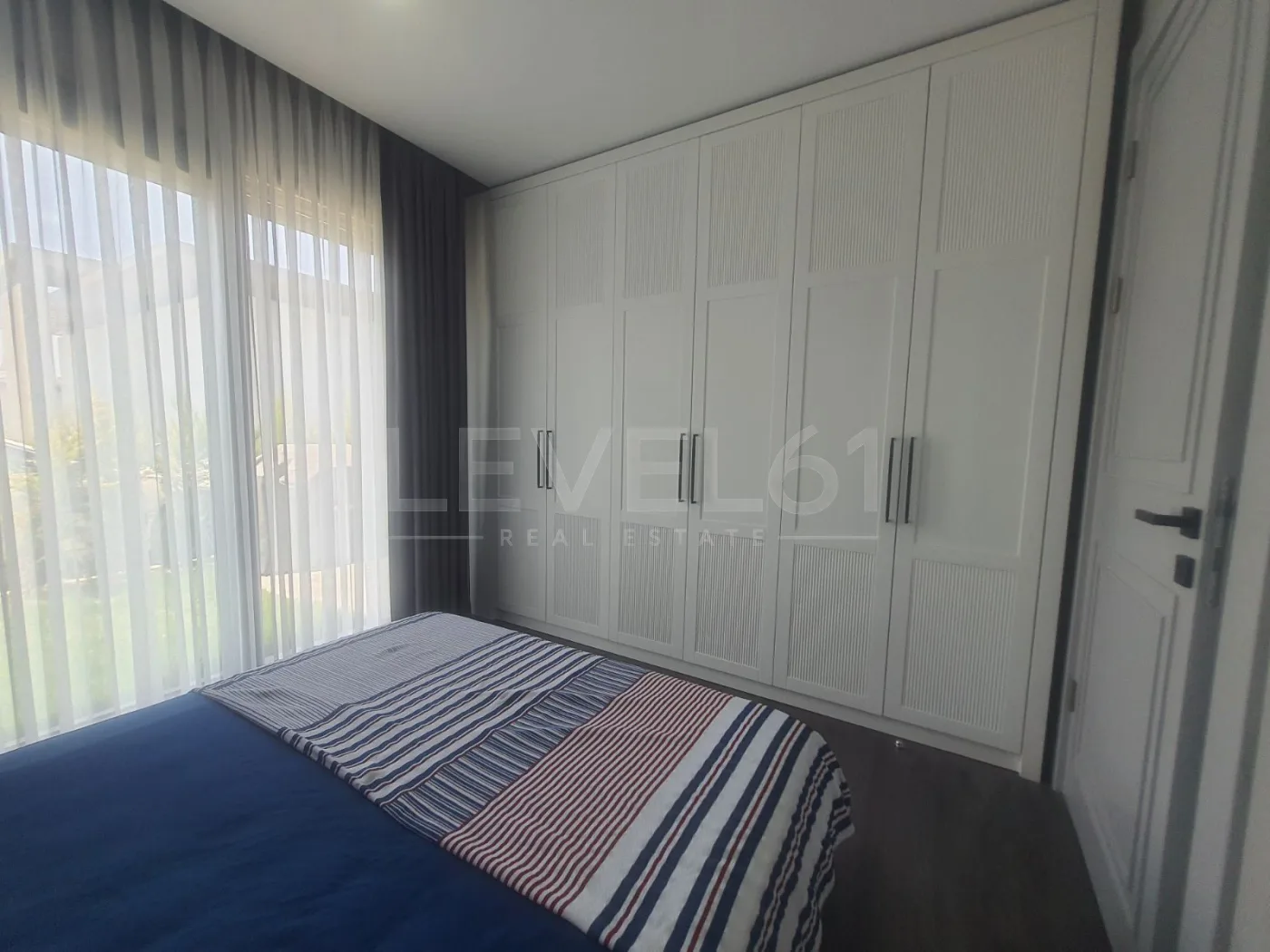 KUŞADASINDA TEK KATLI ÖZEL HAVUZLUELEKTİRİGİNİ ÜRETEN SATILIK 4+1 VİLLA
