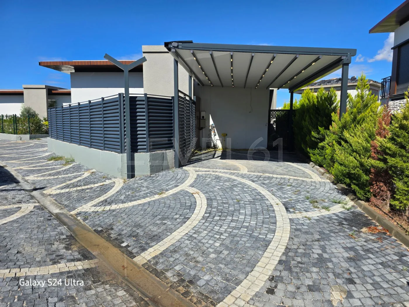 KUŞADASINDA TEK KATLI ÖZEL HAVUZLUELEKTİRİGİNİ ÜRETEN SATILIK 4+1 VİLLA
